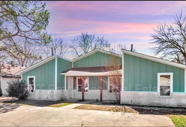 Building Photo - 1518 Pine Ridge Dr
