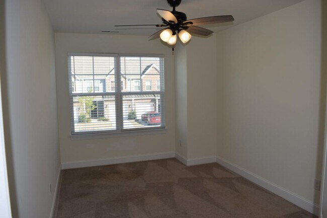 Foto del edificio - 4011 Rothwood Ln