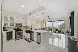 Building Photo - 3225 Turtle Creek Blvd