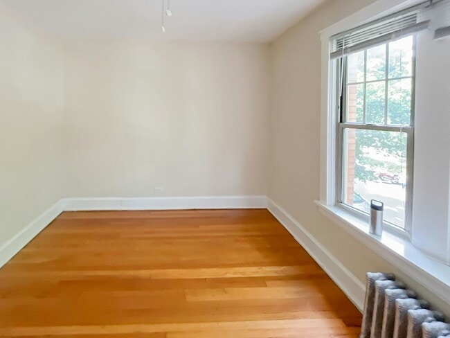 Building Photo - 1609 W Berteau Ave