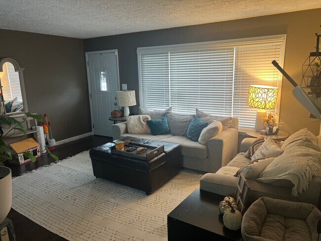 Foto del edificio - 2109 N Lynhurst Dr