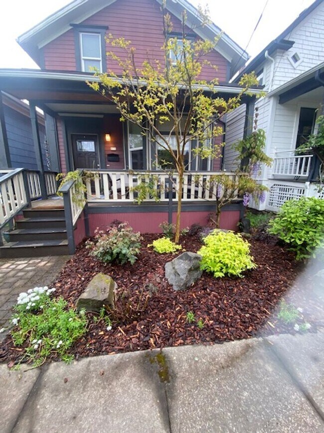 Building Photo - Beautifully renovated 1892 Buckman Bungalow with Hardwoods, Fenced Yard, A/C