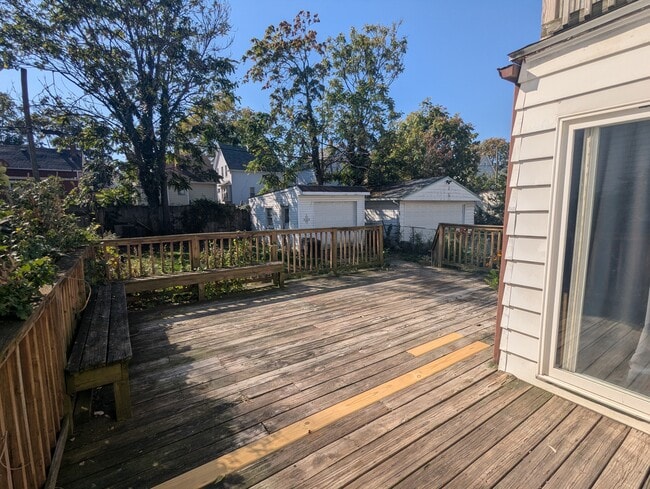 large back deck - 2401 Natchez Ave