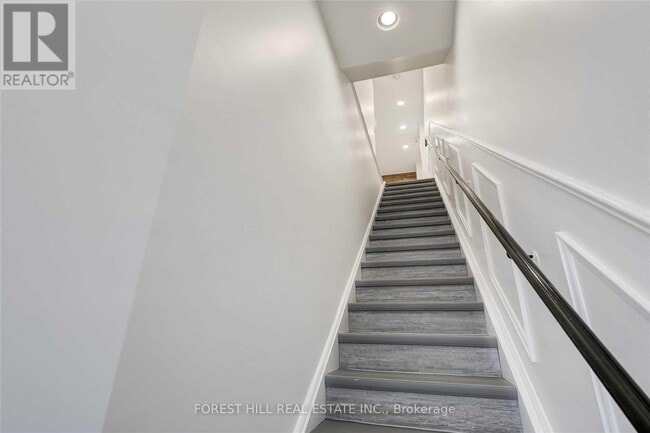 Building Photo - 283 College St