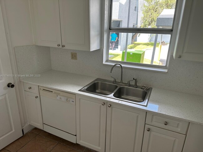 Building Photo - 9369 Fontainebleau Blvd