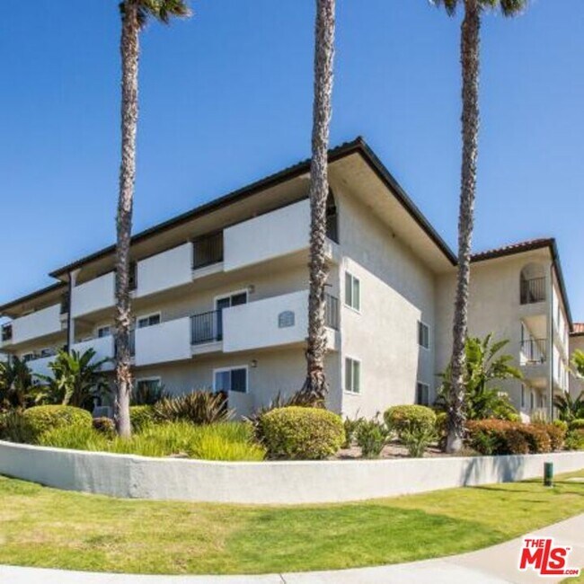 Building Photo - 6600 Beachview Dr