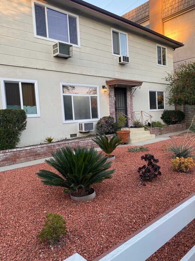 Building Photo - 10749 Camarillo St