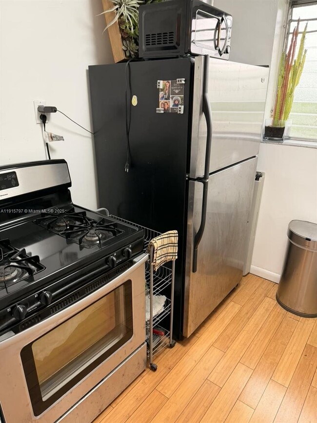 Building Photo - 101 Collins Ave