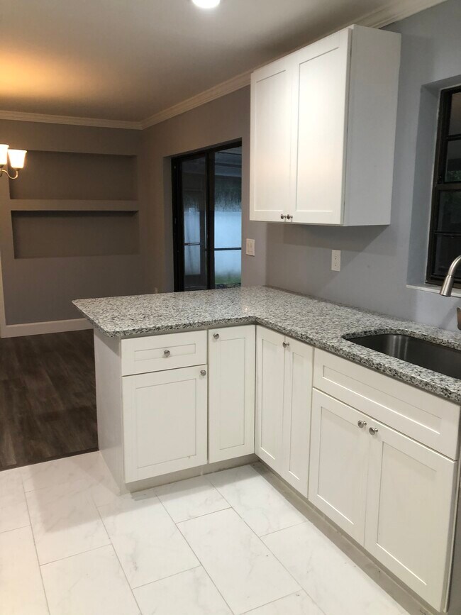 Foto del edificio - 4633 Brooksdale Dr