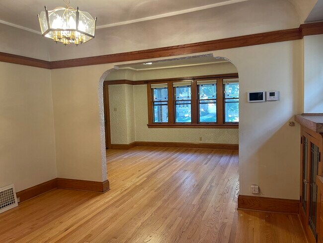 Comedor y sala de estar de concepto abierto - 2567 N 61st St