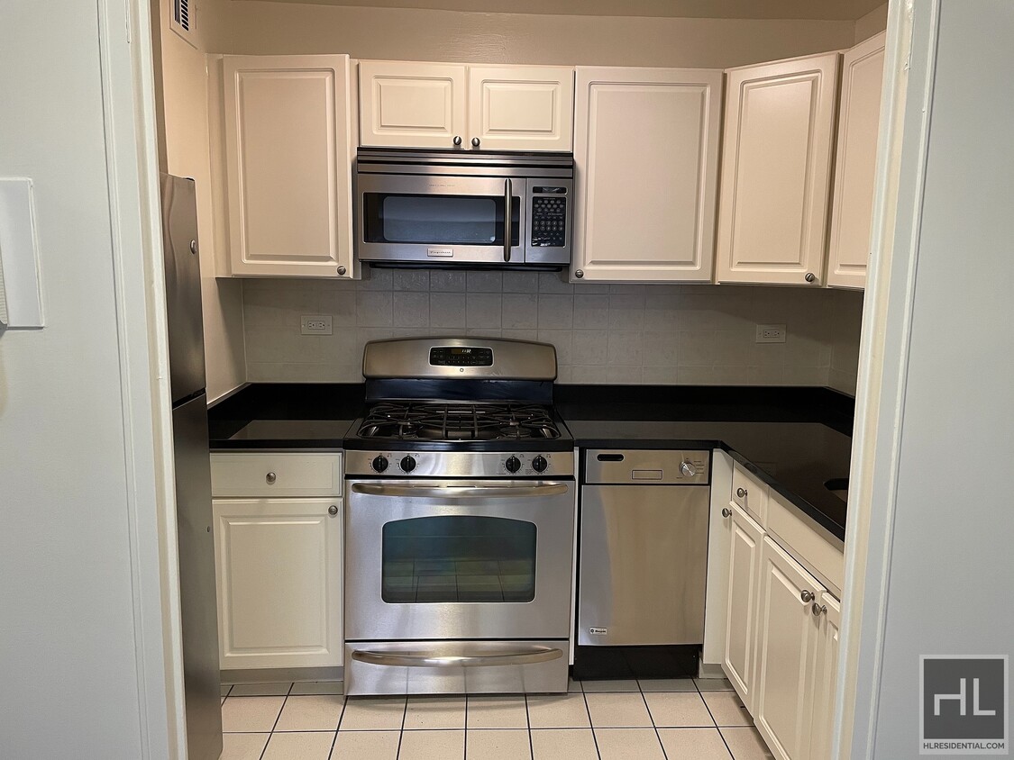 Building Photo - Lenox Hill One Bedroom East 63rd Street
