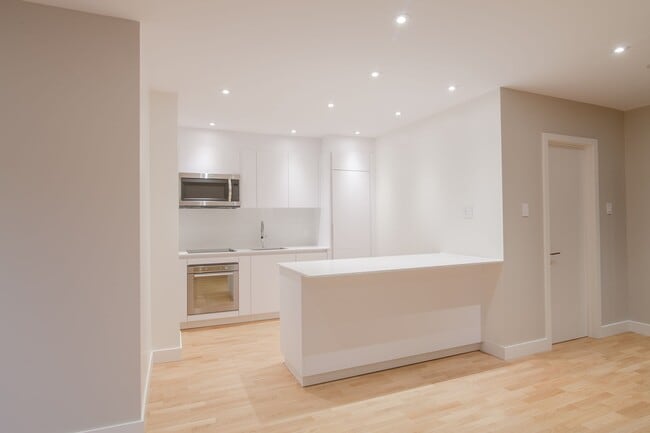 Building Photo - 3495 Rue De la Montagne