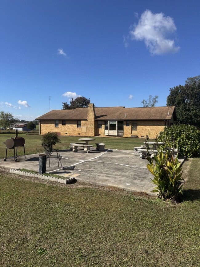 Foto del edificio - Spacious 3 Bedroom Home on Large Lot