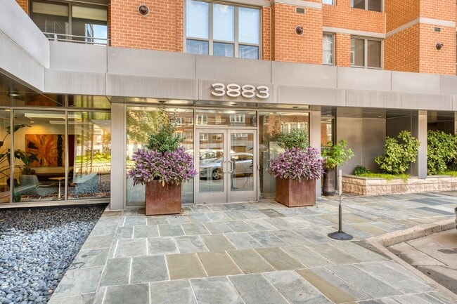 Building Photo - Stunning 1 BR/1 BA Condo in Forest Hills!