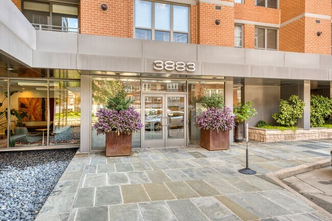 Foto del edificio - Stunning 1 BR/1 BA Condo in Forest Hills!