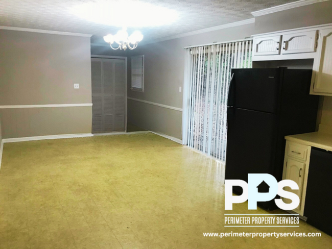 Building Photo - 6999 Knollwood Dr