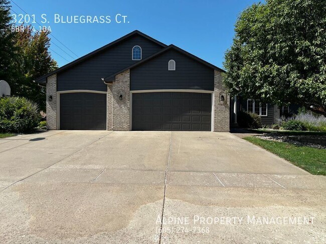 Building Photo - Newly Renovated 5 Bed/4.5 Bath with over 4...