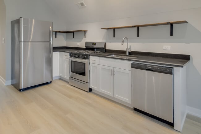 Building Photo - 2842 N Avers Ave