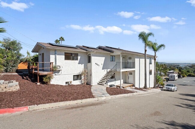 Building Photo - 3 Bed 2 Bath Townhouse For Rent in Pacific Beach.