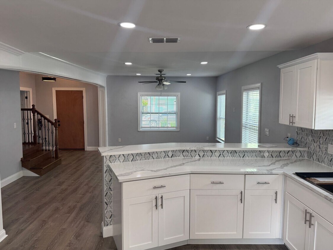 Foto principal - Large 4 bedroom West Tampa Bungalow