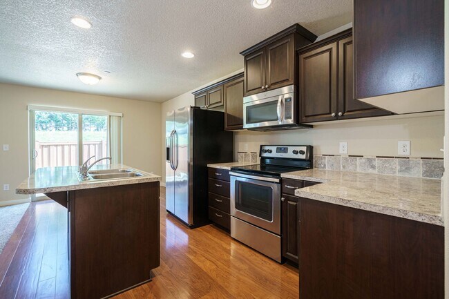 Building Photo - 1503 Sq Ft Townhome | 3 Bedrooms | Garage | Washer/Dryer Included