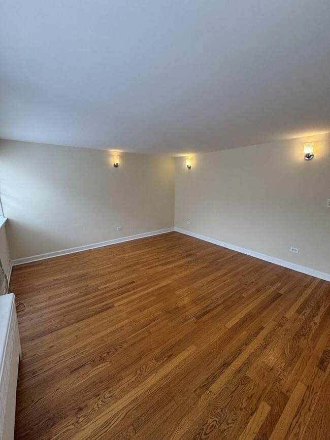 Building Photo - 1 bedroom in Chicago IL 60618