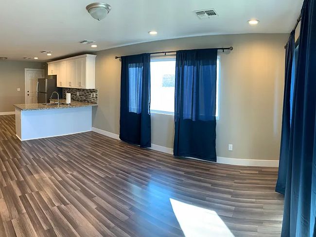 Foto del edificio - 521 N 63rd Ln