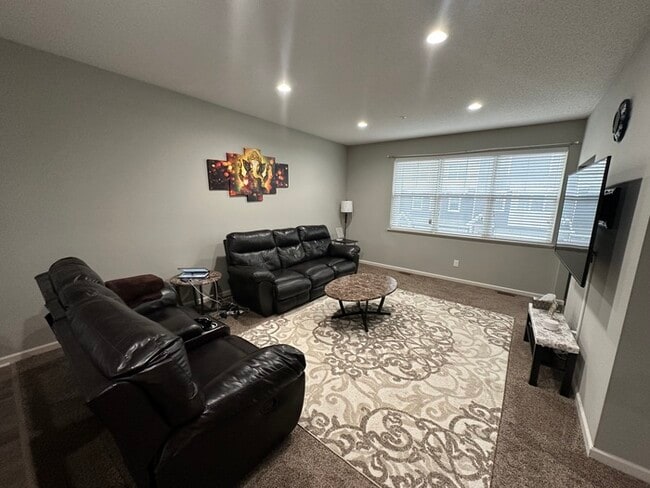 Building Photo - Luxurious 3 Level Townhome Featuring 3 bed...