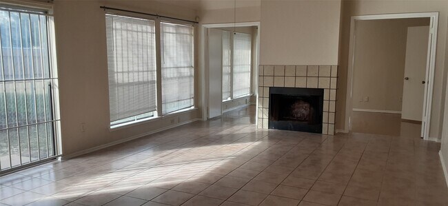 Foto del edificio - 6406 Costa Mesa Dr