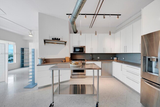 Foto del edificio - 10 SW South River Dr