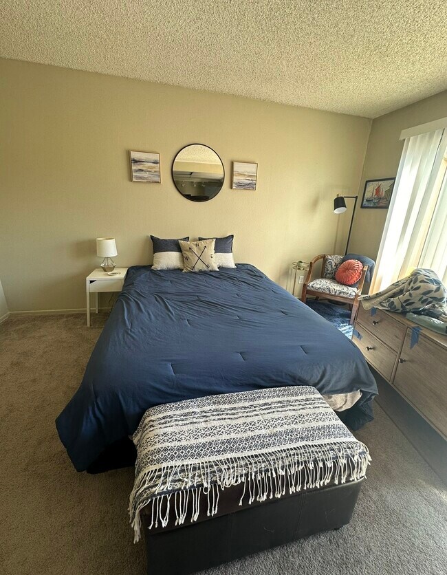 Queen bedroom - 3238 Ashford St