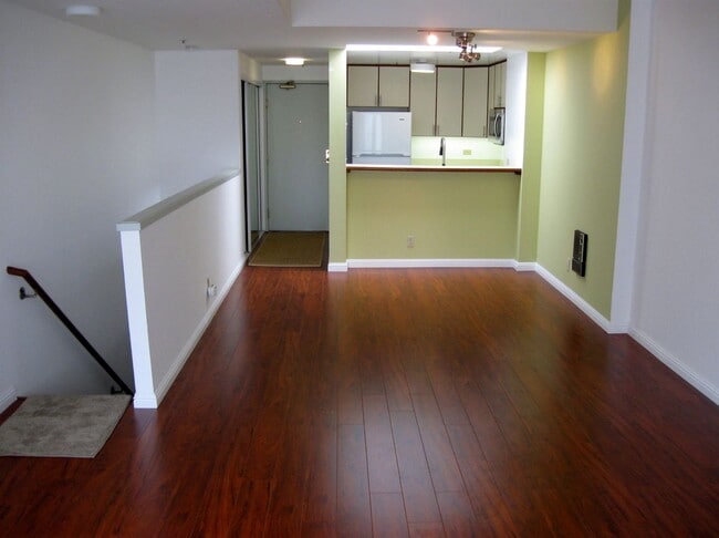 Building Photo - Beautiful 2 BR 2BA 2 story condo with laun...