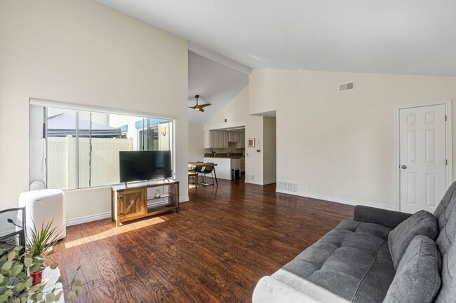 Building Photo - *Special Offer*Charming 4 Bedroom/2 Bath S...