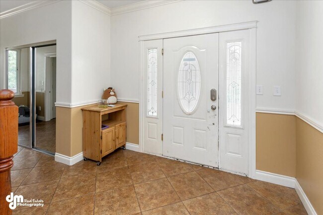 Building Photo - Spacious 5BD/3BA Home!