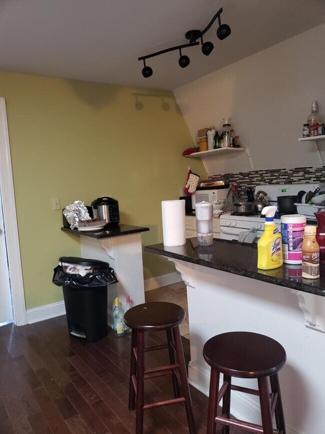 breakfast counter - 4228 Spruce St