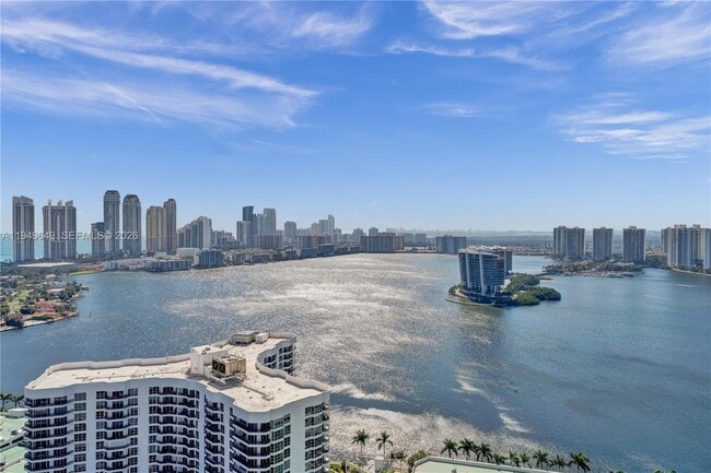 Foto del edificio - 3500 Mystic Pointe Dr