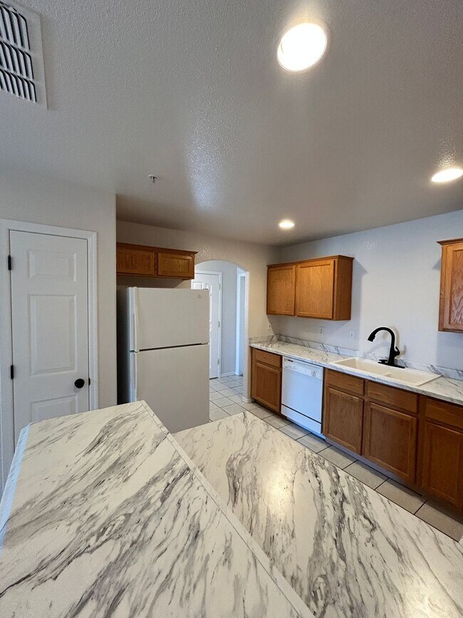 Building Photo - 3470 Tomahawk Dr