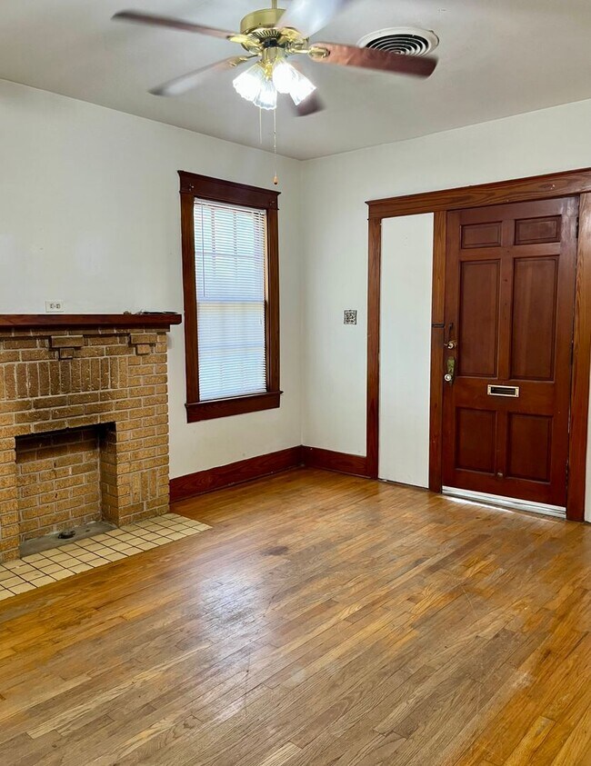 Building Photo - Mid-City Capital Heights Cottage!