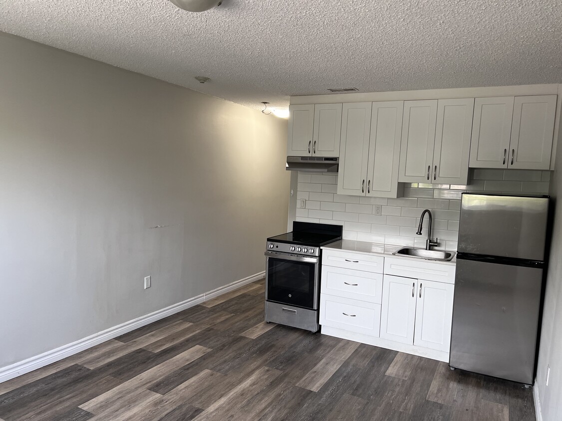 Building Photo - Bachelor Unit Available