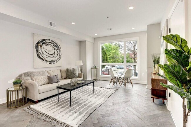Foto del edificio - Modern 2 Bedroom Condo in Columbia Heights...