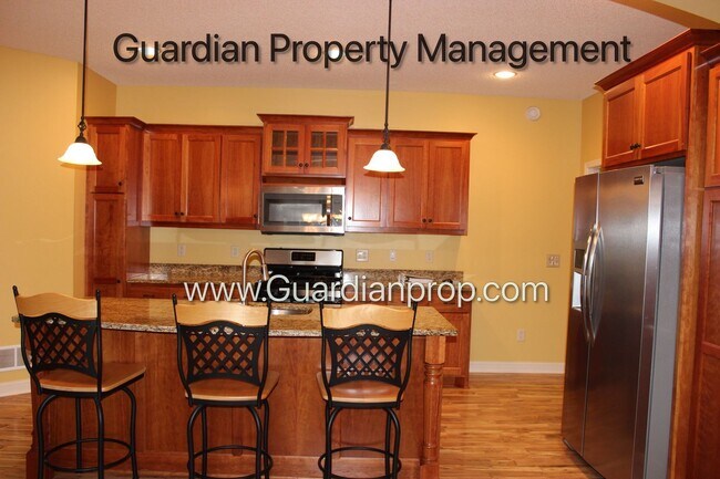 Foto del edificio - Gorgeous Brooklyn Park Single Family Home, 2 Car Garage, W/D, Office, Available Jan/Feb