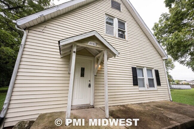 Foto del edificio - "Charming 3-Bedroom Home with Spacious Layout in Indianapolis!"