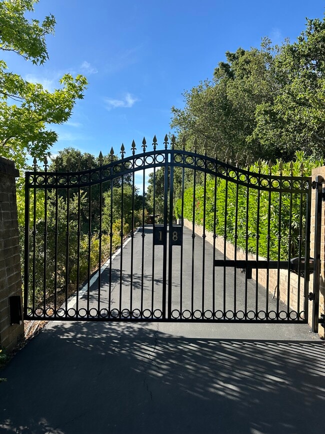 Building Photo - 18 Pepper Way