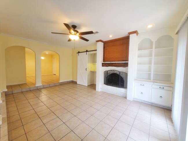 Building Photo - Large Updated Duplex - SW Ft. Worth