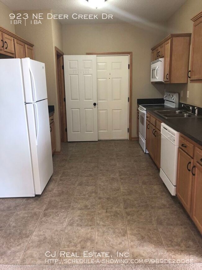 Foto del edificio - 923 NE Deer Creek Dr