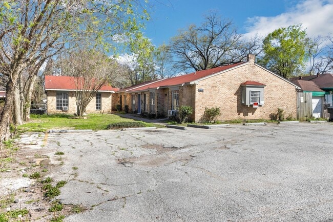 Foto del edificio - 6815 Beachwood St