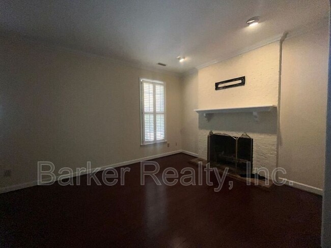 Building Photo - 1667 Village Glenn Dr