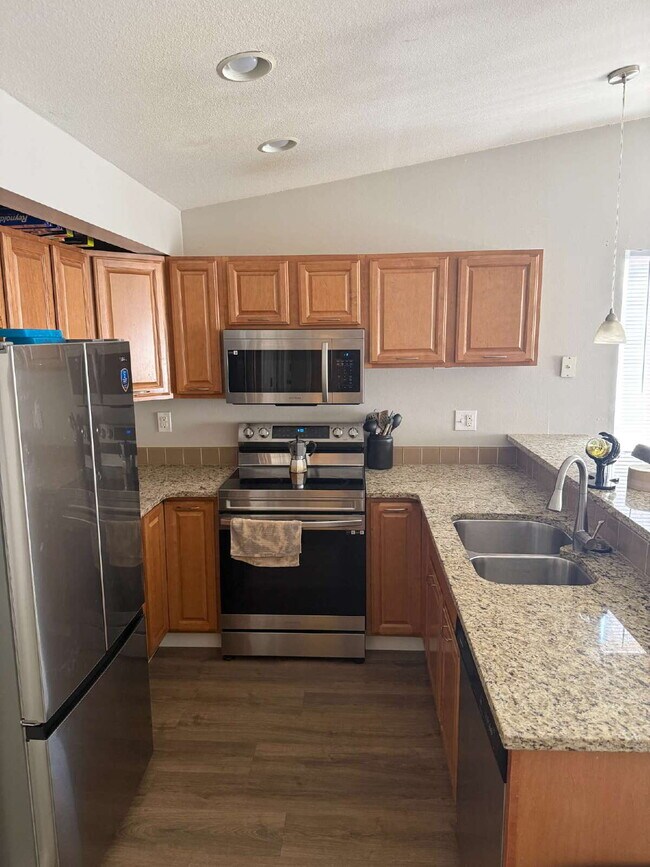 Foto del edificio - 4 Bedroom, 2 Bath Ranch Style Home w/ Finished Walkout Basement!