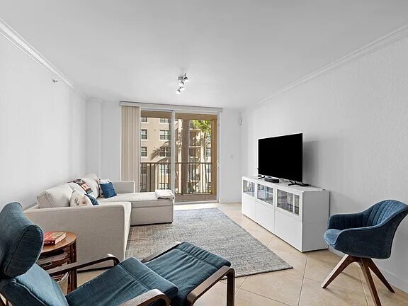Sala de estar con entrada al balcón - 1801 N Flagler Dr