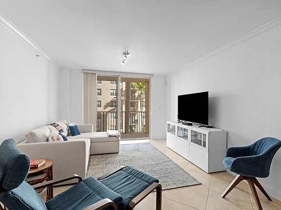 Living room with balcony entrance - 1801 N Flagler Dr